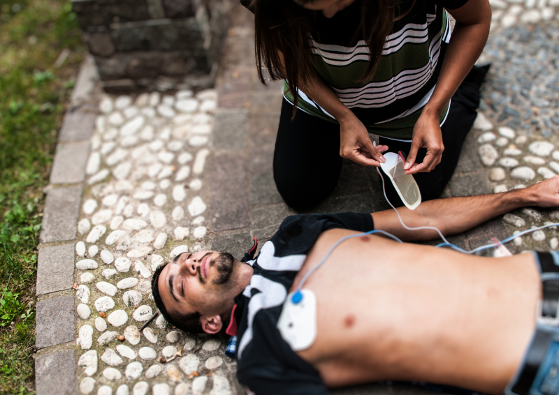 Soyez prêt à sauver des vies avec les trois gestes qui sauvent : appeler les secours, pratiquer la RCP, et utiliser un défibrillateur.