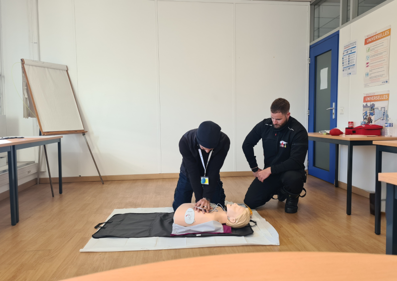 Sécurité au travail : initiation au défibrillateur pour l'ensemble du personnel de notre client