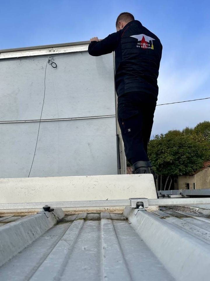 Une vérification annuelle des trappes de désenfumage effectuée pour garantir la sécurité incendie et la conformité aux normes pour notre client à La Ciotat